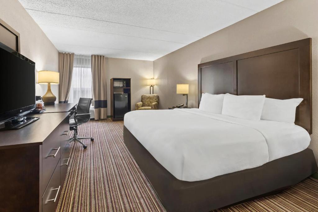 Comfort Inn Lehigh Valley West - King Room - Non-Smoking