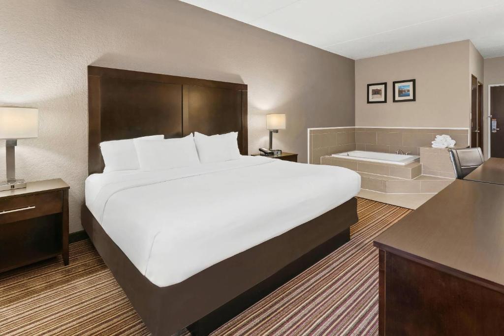 Comfort Inn Lehigh Valley West - King Room With Whirlpool - Non-Smoking
