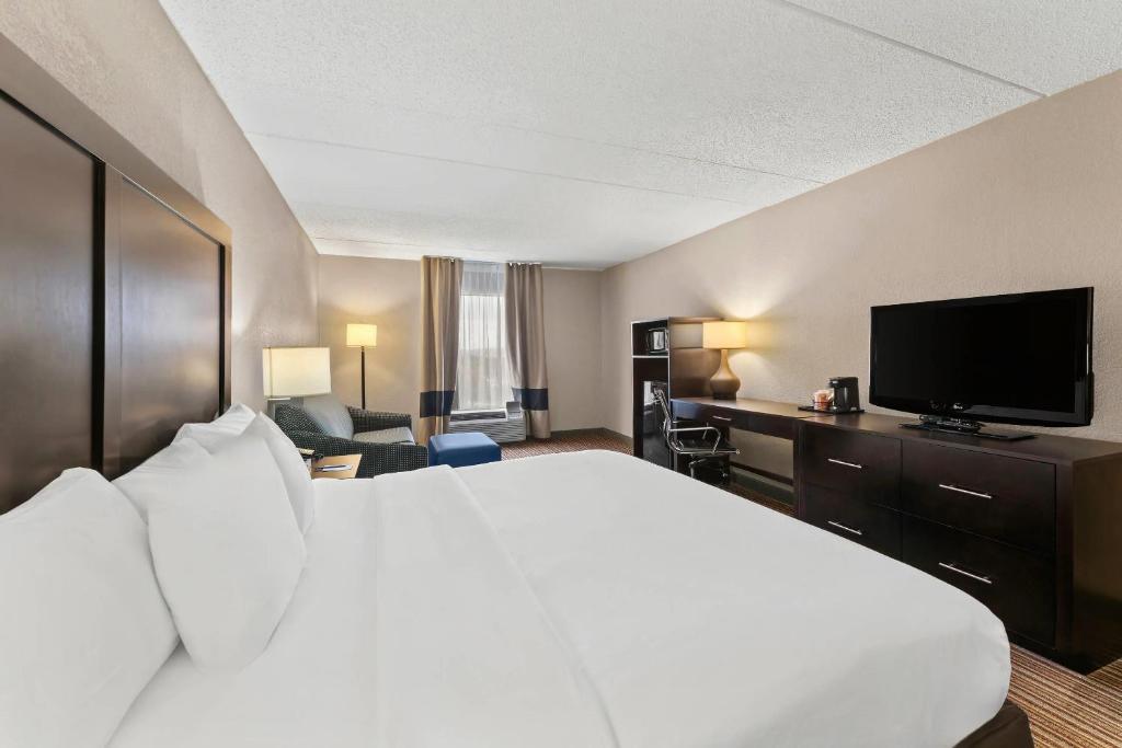Comfort Inn Lehigh Valley West - King Room With Sofa Bed - Non-Smoking