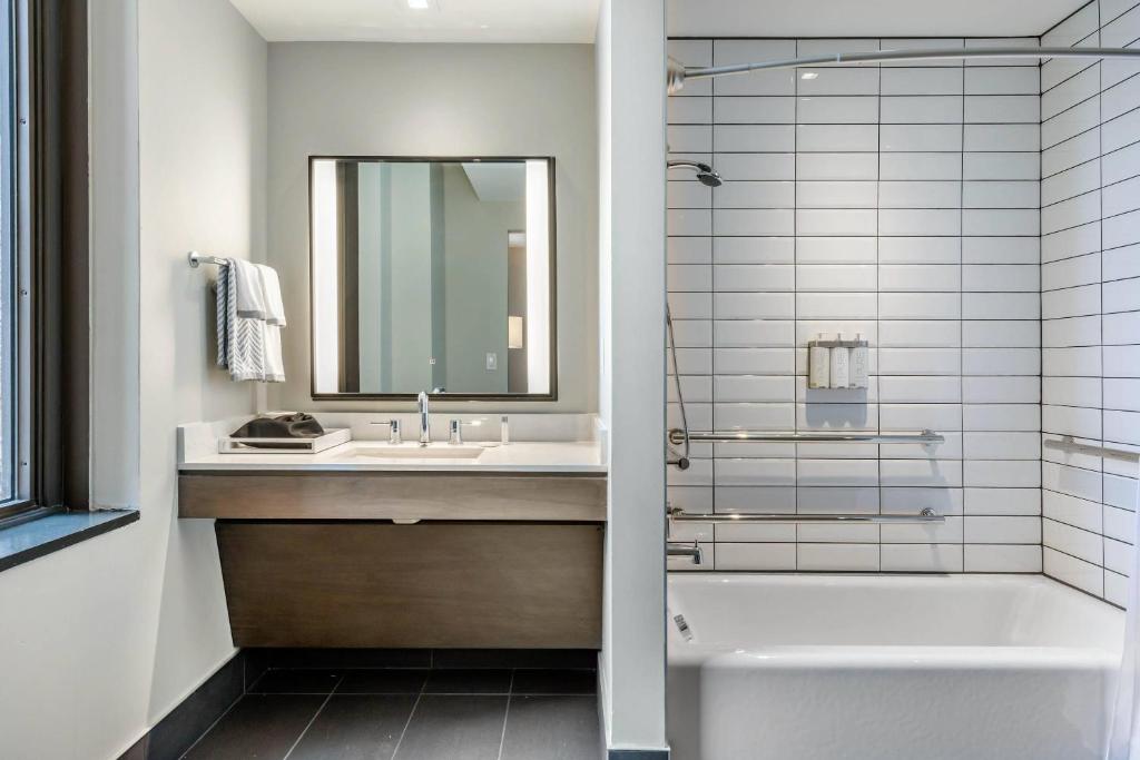 Cambria Hotel Houston Downtown Convention Center - 