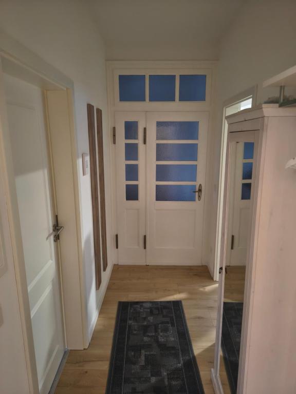 an empty room with a door and a rug at Ferienwohnung Wiebe in Minden