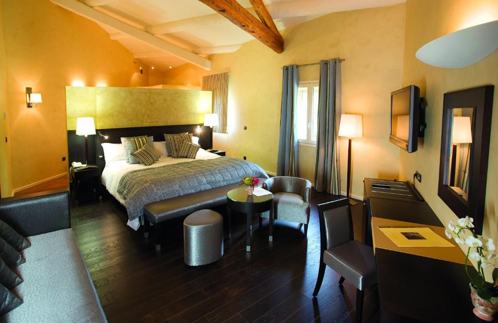 Postel nebo postele na pokoji v ubytování Hotel & Restaurants - Maison Chabran
