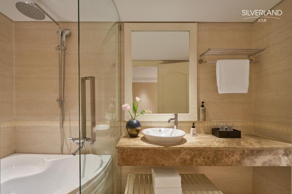 Deluxe Double or Twin (with Afternoon tea) – No Window.