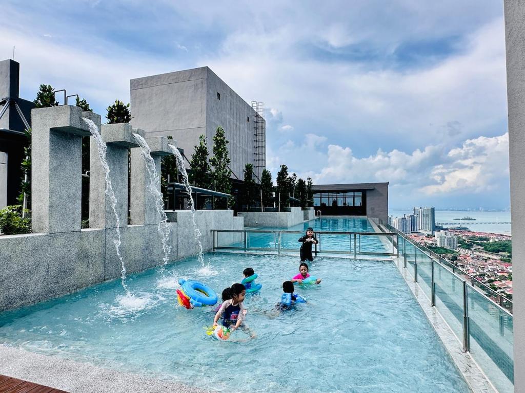 Fresh Look at Luxury 2Br Rooftop Infinity Pool 8 Pax Airport Usm Bayan