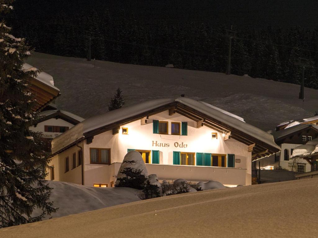 Ein Gebäude mit einem Schild, auf dem steht: in der Unterkunft Haus Odo in Lech am Arlberg