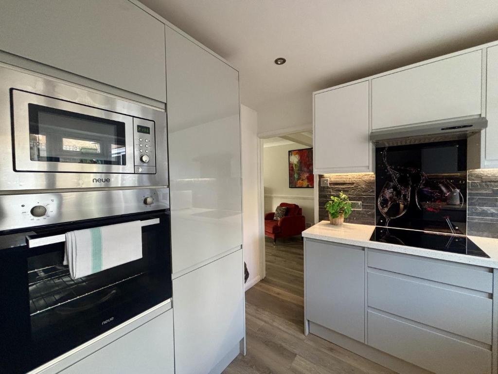 Spacious 5 Bedroom House Addlestone