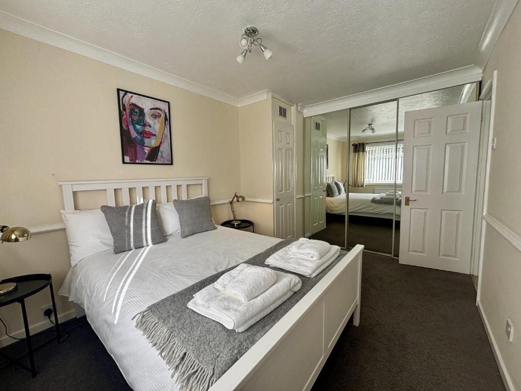 Spacious 5 Bedroom House Addlestone - Five-Bedroom House