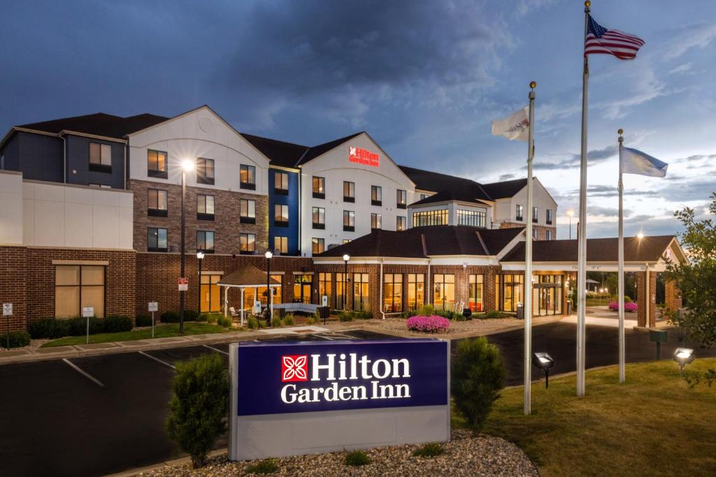 a hotel with a hilton garden inn sign in front of it at Hilton Garden Inn Sioux Falls South in Sioux Falls