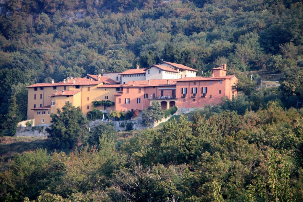 una casa grande al lado de una colina en Antico Borgo Camporeso, en Galbiate
