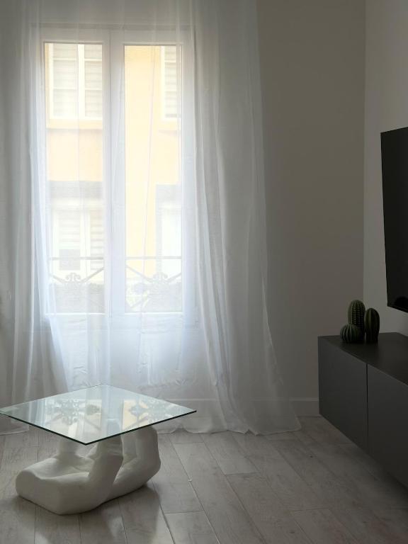 a white room with a glass table and a window at large downtown studio in Corbeil-Essonnes