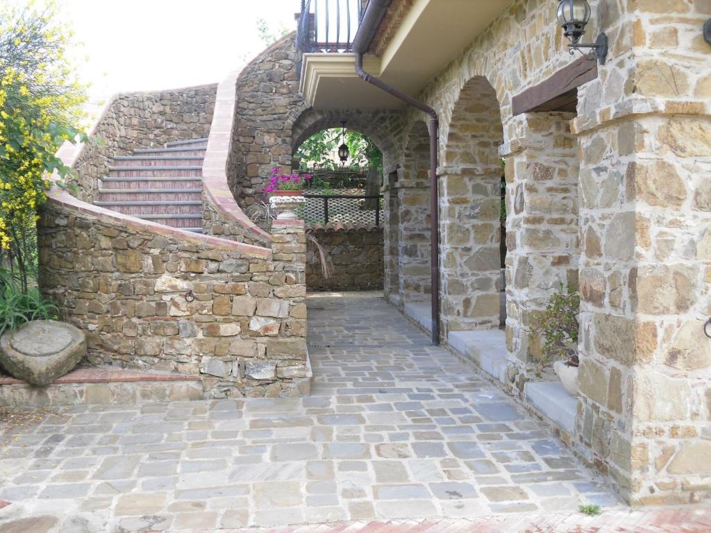 una entrada a un edificio de piedra con una escalera de piedra en La Ginestra, en Castel San Lorenzo