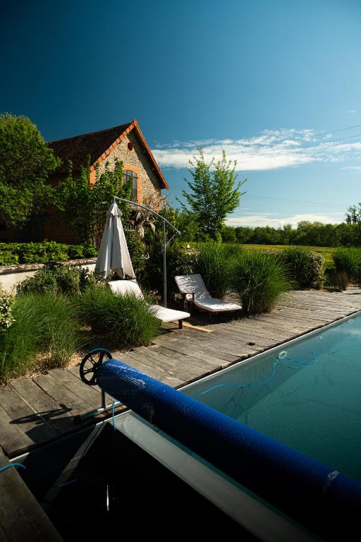 a swimming pool in a yard with a house at Les hauts des Soussilanges in Céron