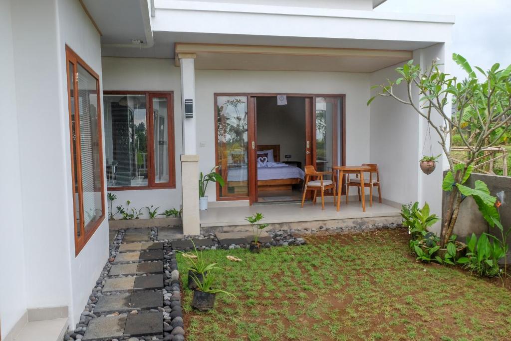 a house with a patio and a bedroom at Loka Shanti Mas in Mantaak