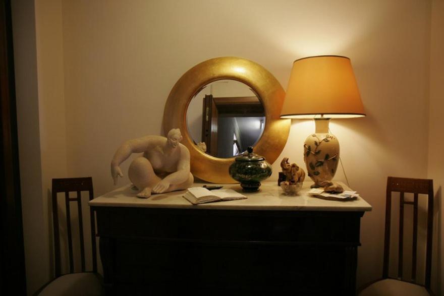 羅馬的住宿－布恩基奧諾羅馬住宿加早餐旅館，梳妆台,上面有灯和镜子
