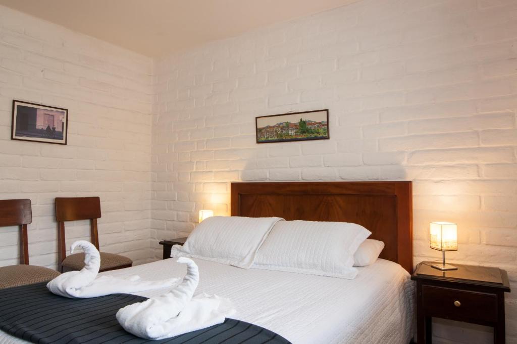 Postel nebo postele na pokoji v ubytování Apartamentos Otorongo Cuenca Ecuador