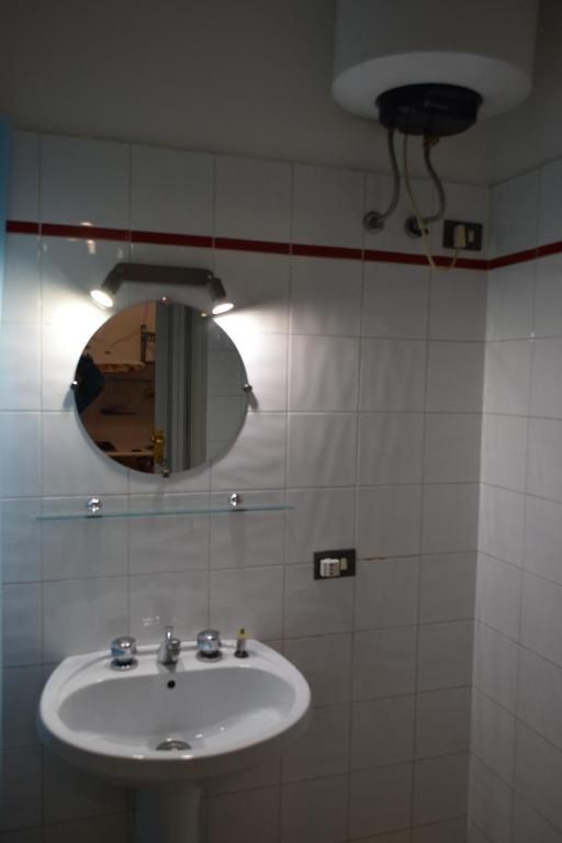 łazienka z umywalką i lustrem w obiekcie Casa Il Papiro TRS-IT-SIC-20280 w mieście Palermo