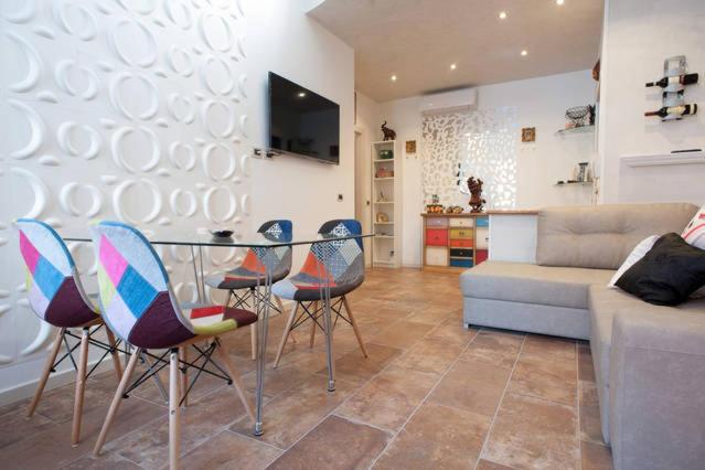 een woonkamer met een tafel en stoelen en een bank bij Posada Verona Hedge in Verona