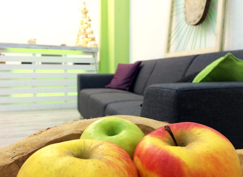 tres manzanas en una cesta en una sala de estar en 3 Äpfel Design Apartments, en Essen