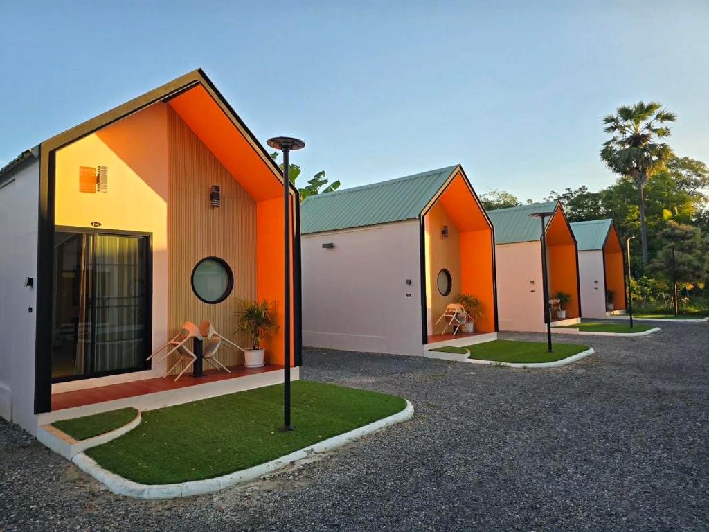 a row of houses in a parking lot at NICHA Cafe' & Resort in Ban Thap Chek Ha