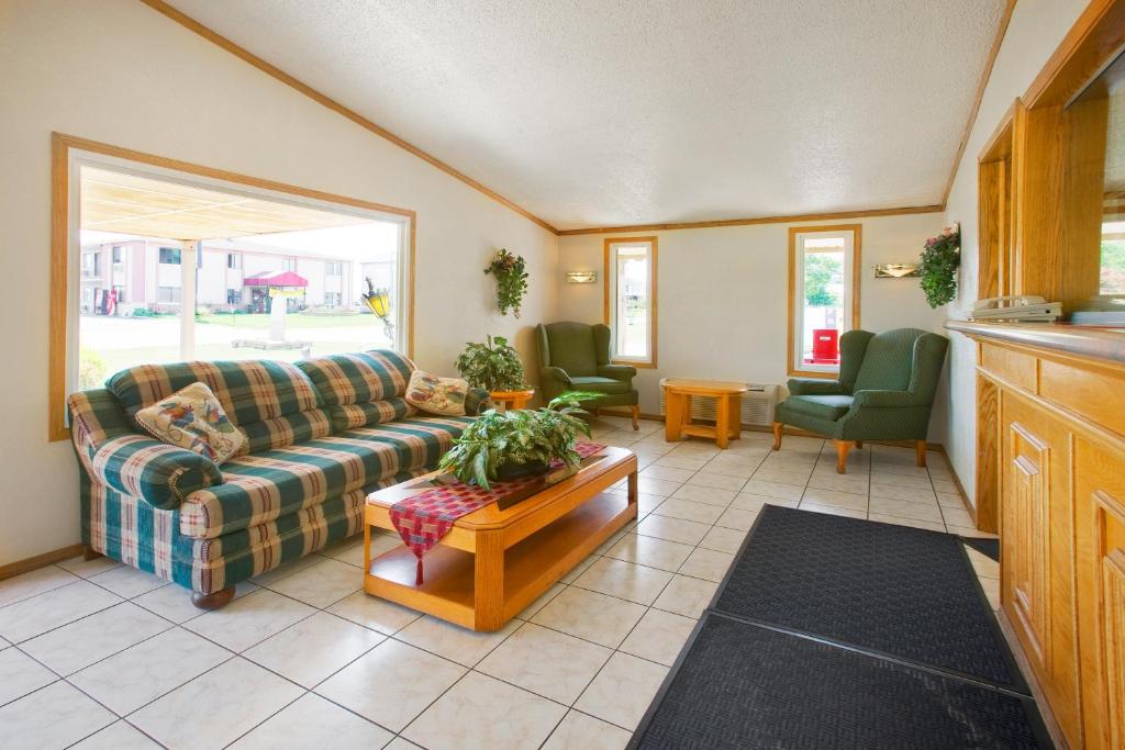 uma sala de estar com um sofá e uma mesa em FairBridge Inn Express Merrillville em Merrillville