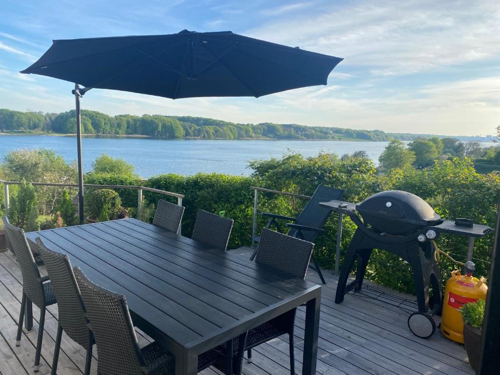 a picnic table with a grill and an umbrella at Panorama udsigt in Kolding