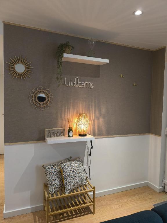 a living room with a bench and a wall at Casa do Bento - Charming Cozy Loft, Vila do Conde in Fajozes