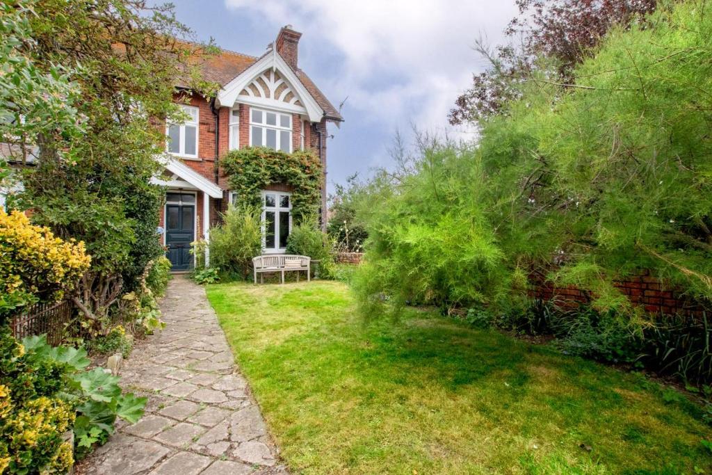 an old house with a garden in front of it at 5 Bed in Walberswick oc-tww in Walberswick