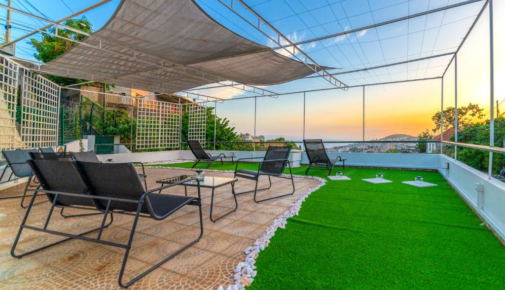 GREEN OASIS FUNCHAL HOUSE WITH 2 PRIVATE APARTMENTS and TERRACE