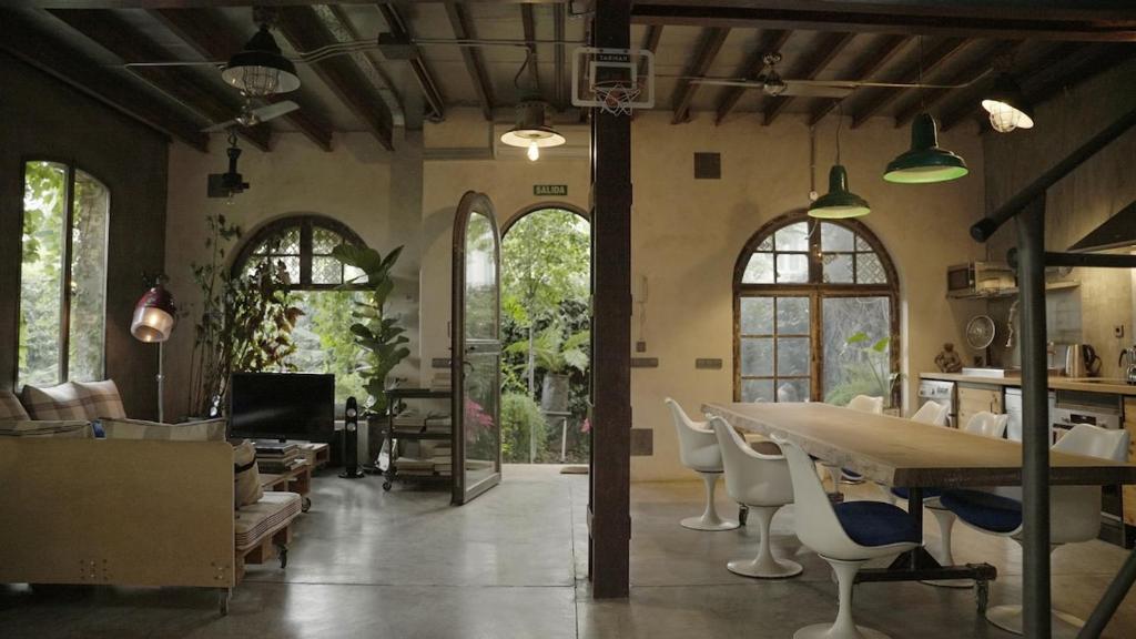 a living room with a table and chairs in it at Retiro Park Industrial House in Madrid