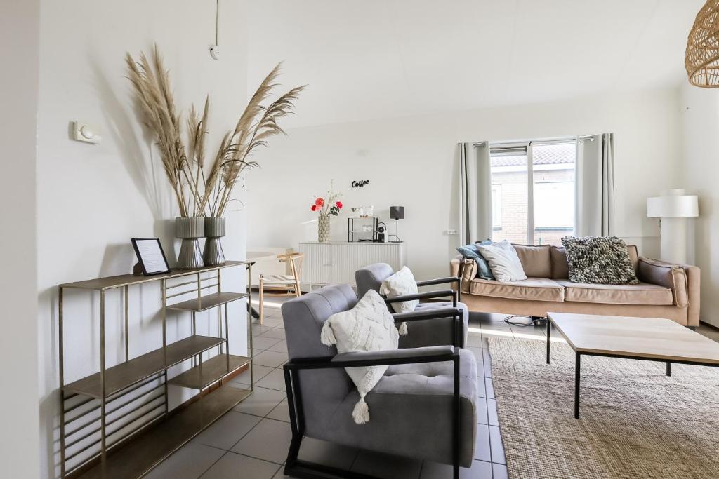a living room with two chairs and a couch at Zilt vakantiehuisje - Rekerlanden 283 in Schoorldam
