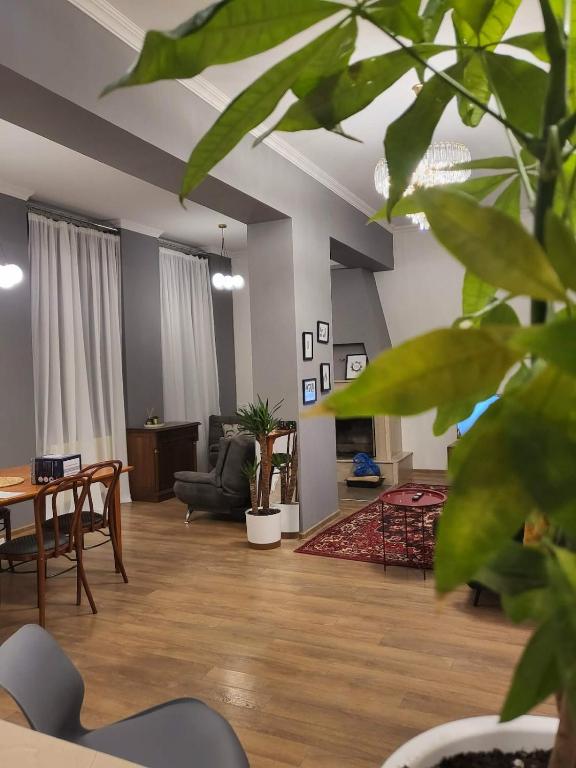 a living room with a table and a couch at Mikado lounge in Itʼkhvisi