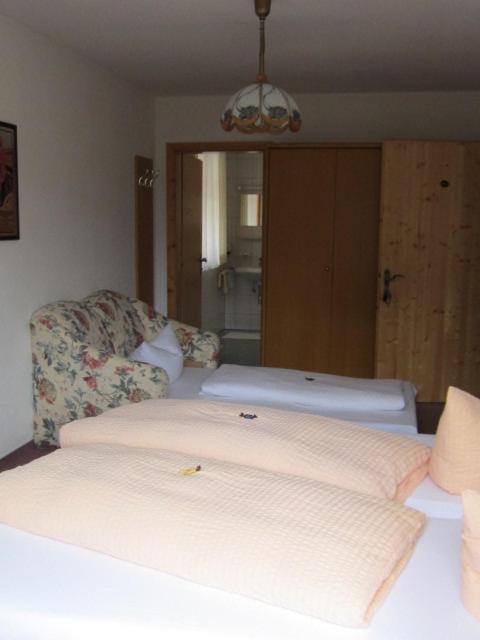 Postel nebo postele na pokoji v ubytování Wirtshaus zum Wiesejaggl