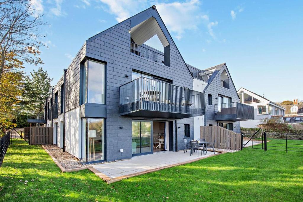 a modern house with a large yard at 2 Bed in Padstow oc-28108 in Padstow