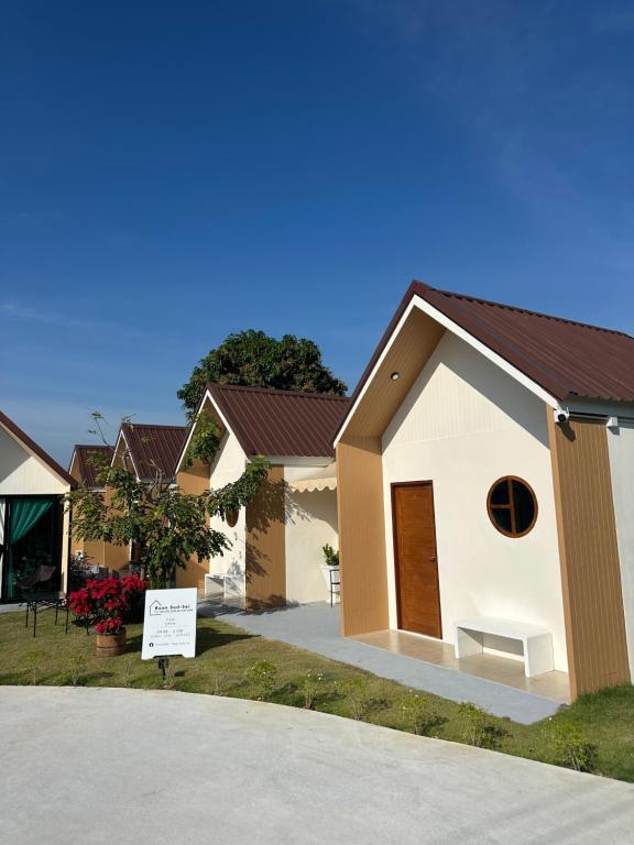 a house with a sign in front of it at บ้านสุดซอย-Baan Sud Soi in Prachuap Khiri Khan