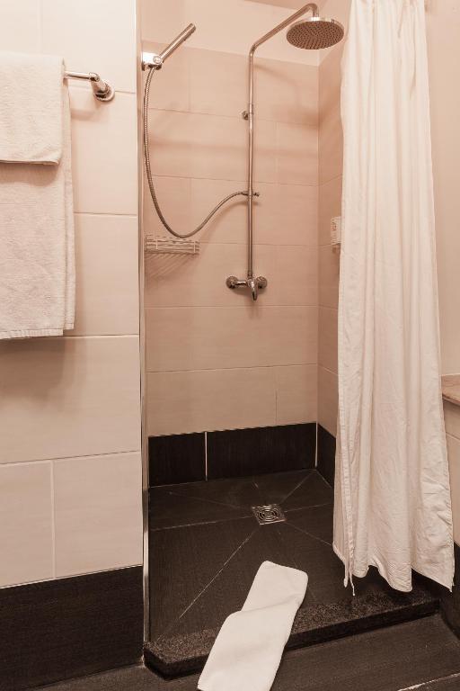 Ένα μπάνιο στο Hotel Aviv Dresden
