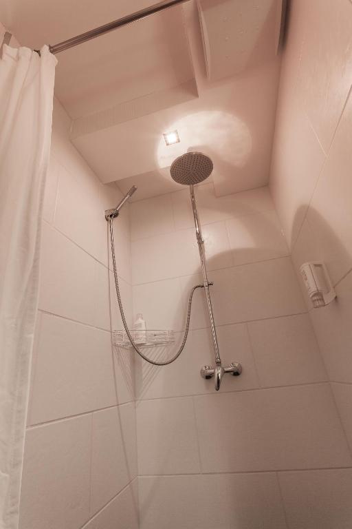 Ένα μπάνιο στο Hotel Aviv Dresden