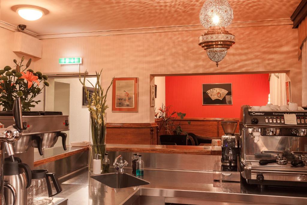 Η κουζίνα ή μικρή κουζίνα στο Hotel Aviv Dresden