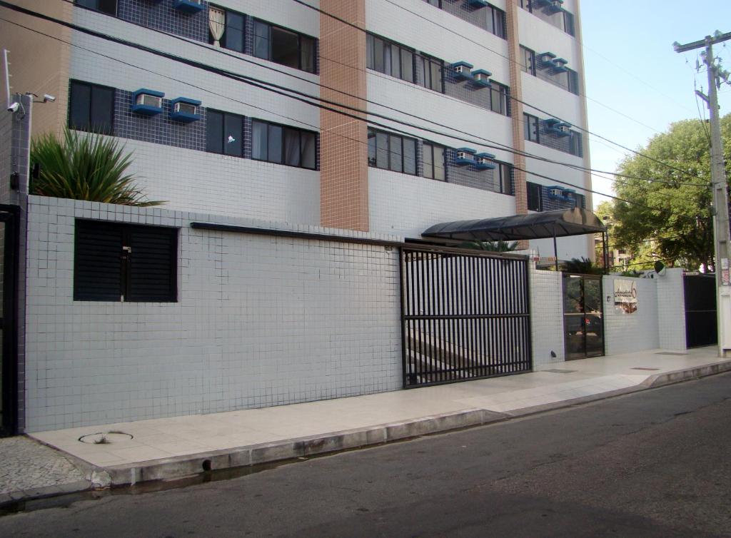 un edificio con una puerta al lado de una calle en Apartamento Ametista 6, en Maceió