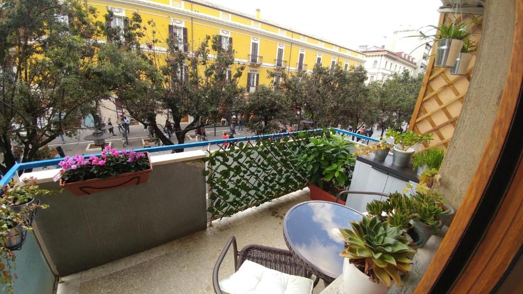 einen Balkon mit einem Tisch, Stühlen und Pflanzen in der Unterkunft Domus Corso Umberto 18 B&B in Pescara