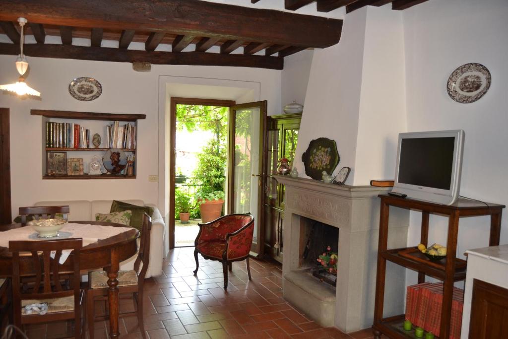a living room with a table and a fireplace at Casa dell'Ermanna in Cortona
