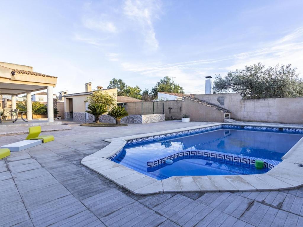 a swimming pool in a yard with a patio at Winahost Villa Unión in Puebla de Vallbona