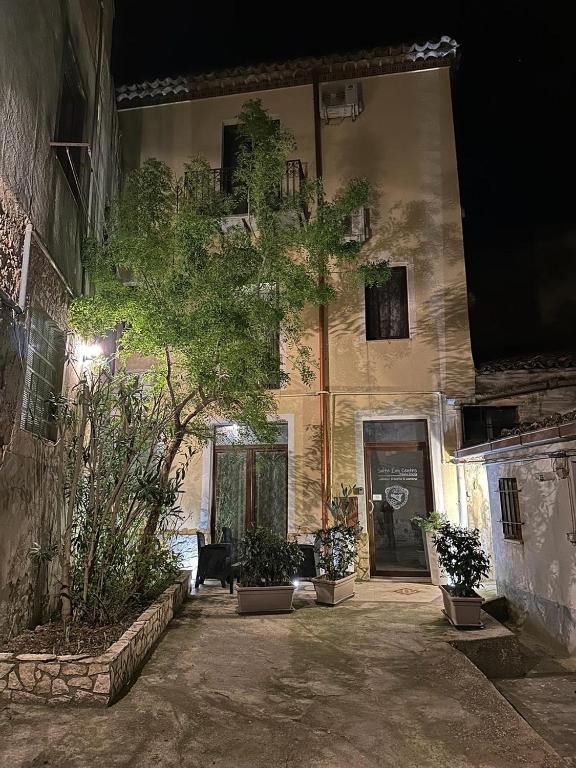 a building with potted plants in front of it at Suite Inn Centro Dimora Storica - Suite con o senza vasca idromassaggio in Enna