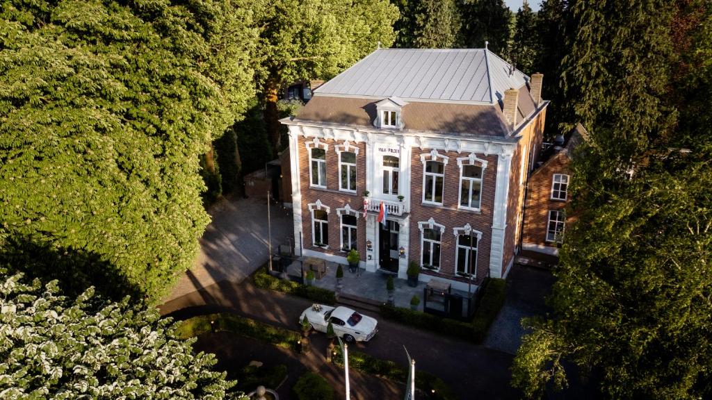 a building with a van parked in front of it at Villa Polder - Boutique Hotel near Eindhoven in Gemert