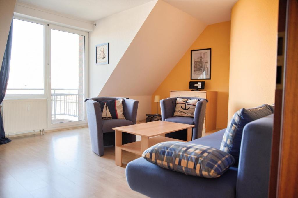 a living room with two chairs and a table at Lagunenstadt am Haff - Fewo 67 Vorstag in Ueckermünde