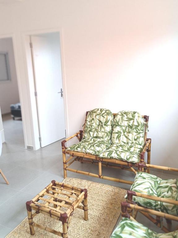 a living room with a couch and a table at Boracéia Apto 1 quarto in Bertioga