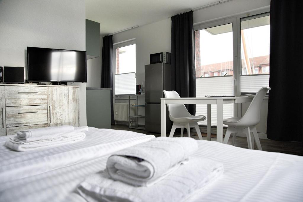 a bedroom with a bed with towels on it at Lagunenstadt am Haff - Fewo 181 Kogge in Ueckermünde