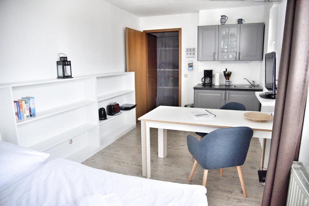a small apartment with a desk and a kitchen at Lagunenstadt am Haff - 189 Stromer in Ueckermünde
