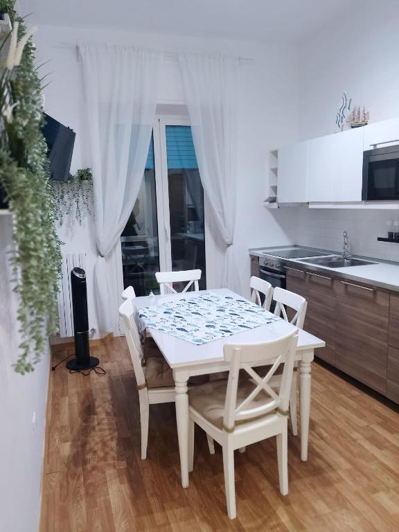 a white table and chairs in a kitchen at La Casa delle Onde B&B in Pescara