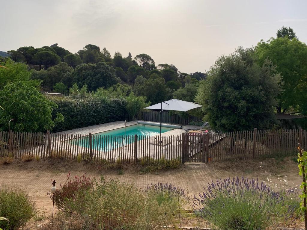 Piscina a Les Joncas gite o a prop
