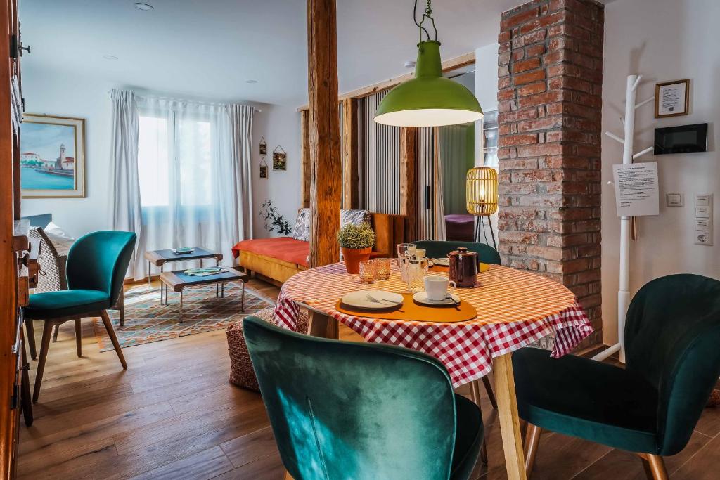 a living room with a table and chairs and a bedroom at Modernes Apartment OLIVE Stilvoll und zentral in Besigheim in Besigheim